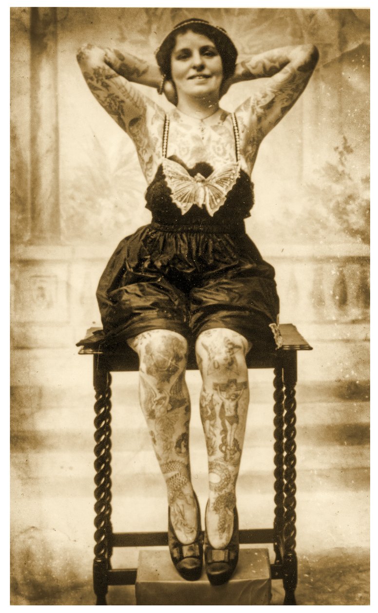 صورة لامرأة وشم جالس ، c.1895 (صور بني داكن) بواسطة غير معروف