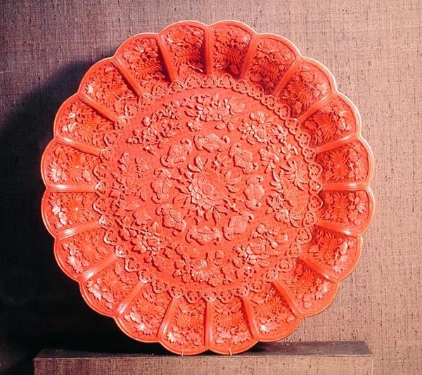 طبق دائري (طلاء أحمر منحوت) بواسطة المدرسة الصينية