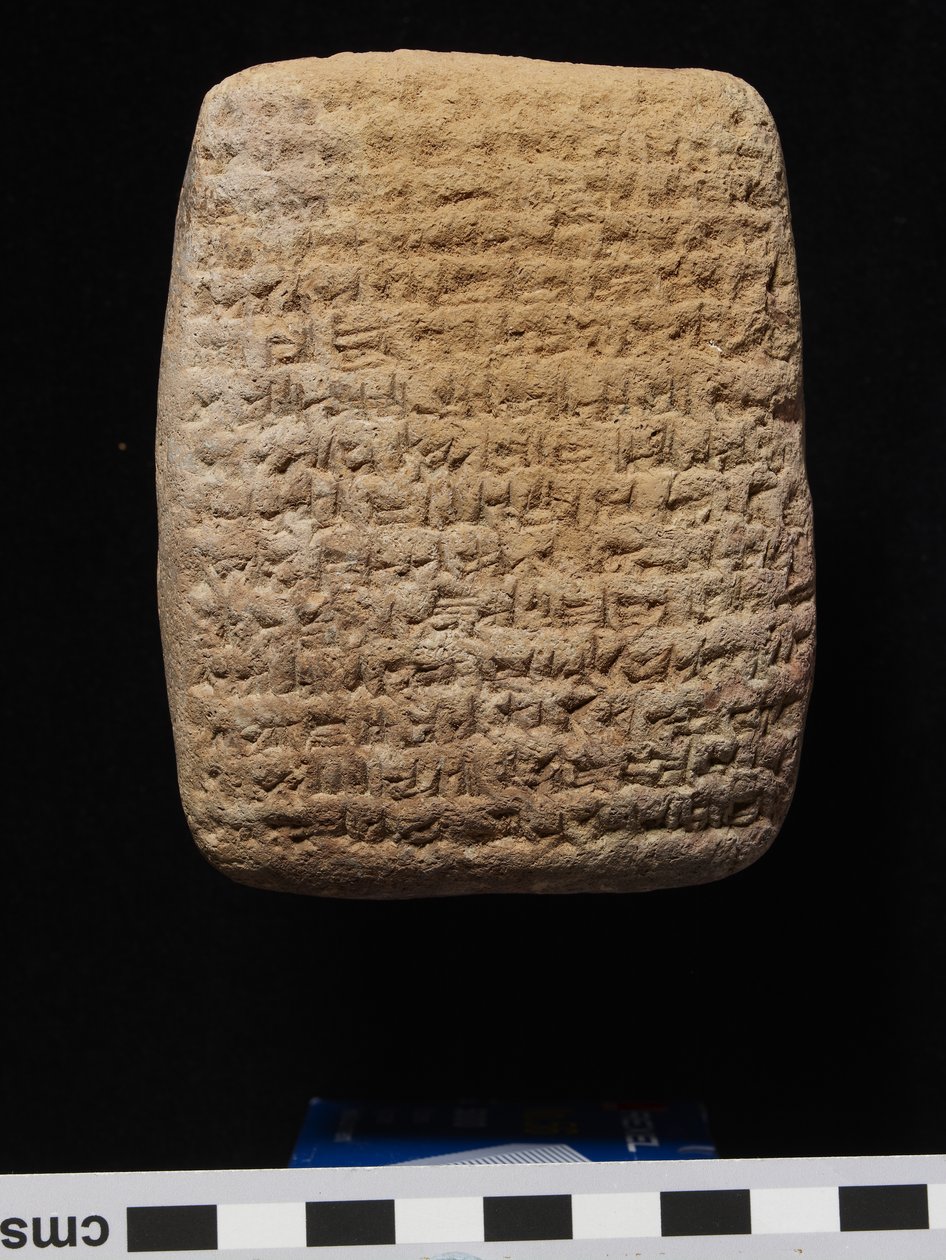 لوح طيني مع نص مسماري على كلا الجانبين (طين مخبوز) بواسطة البابلية
