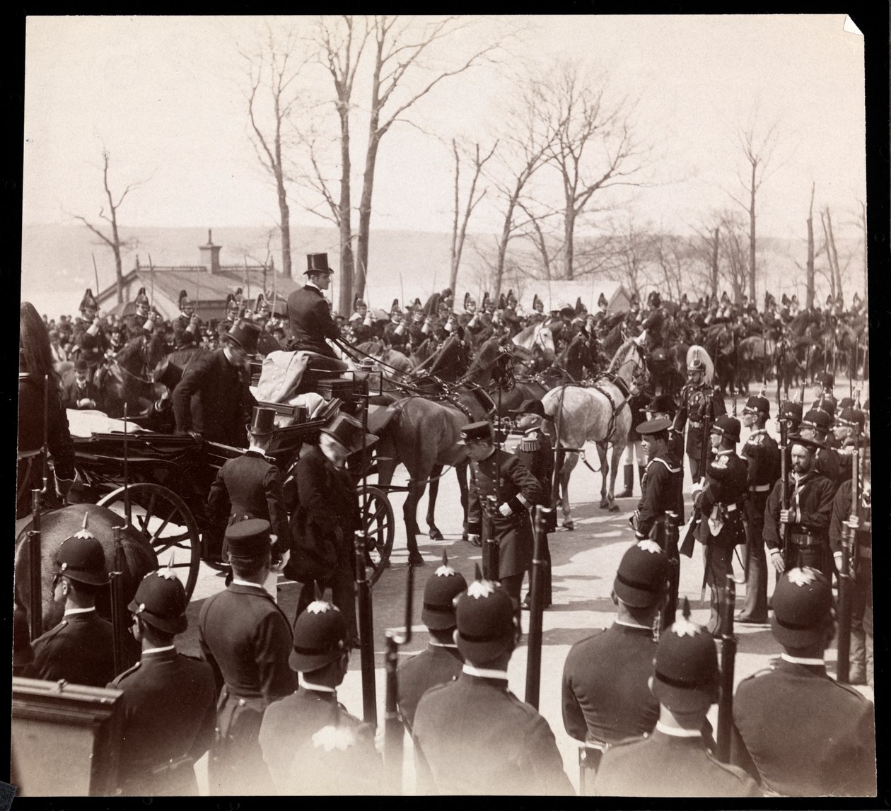 منظر للحشد والرجال العسكريين المحيطين بعربة مع الرئيس هاريسون في قبر غرانت ، نيويورك ، 1898 (طباعة الجيلاتين الفضي) بواسطة شركة بايرون