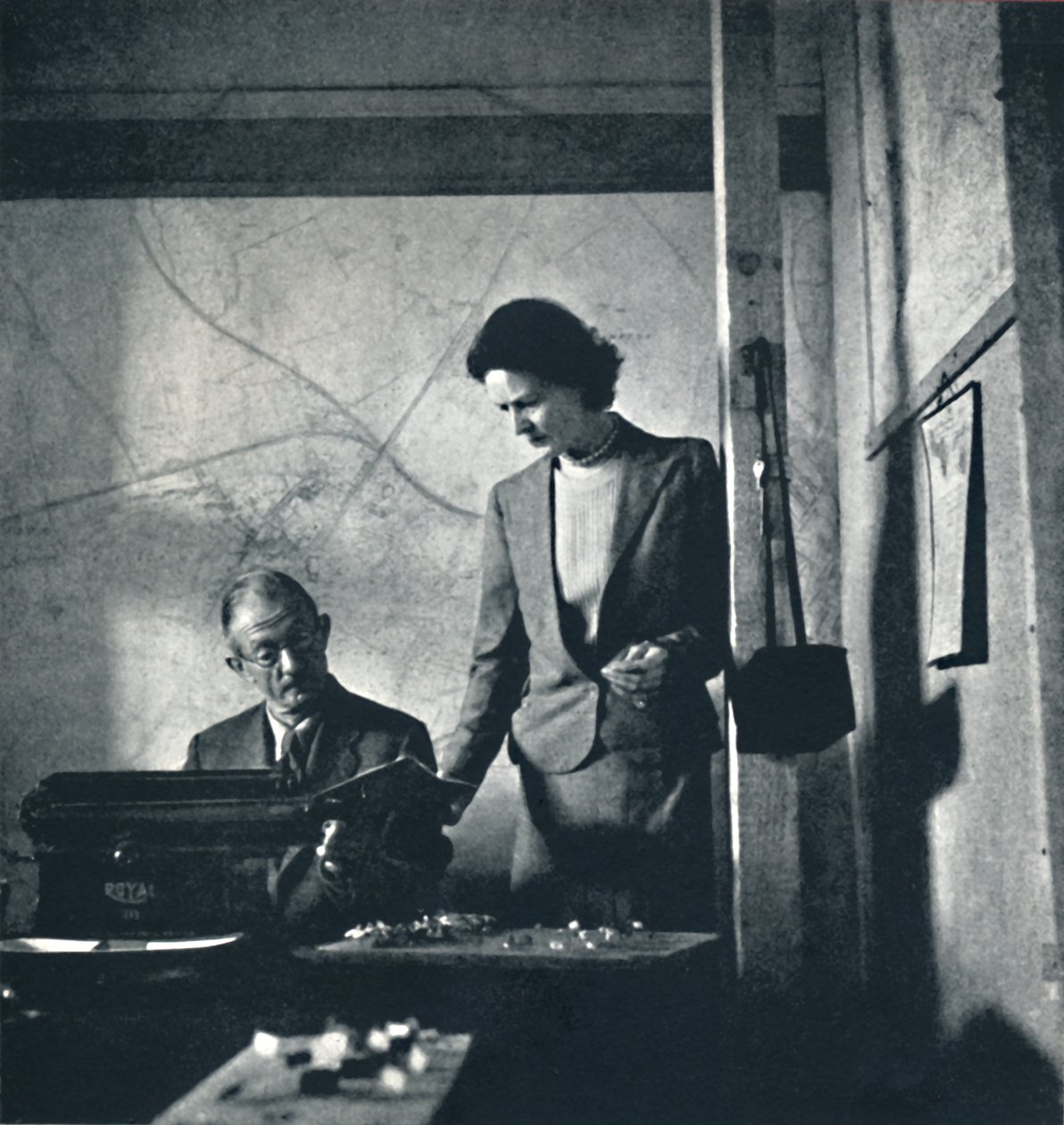 العمل هنا ، 1941 بواسطة سيسيل بيتون