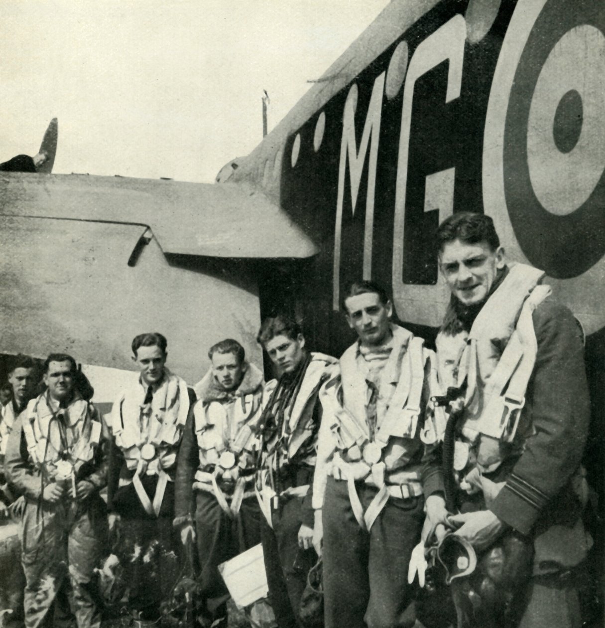 طواقم القنابل ، c1943. بواسطة سيسيل بيتون