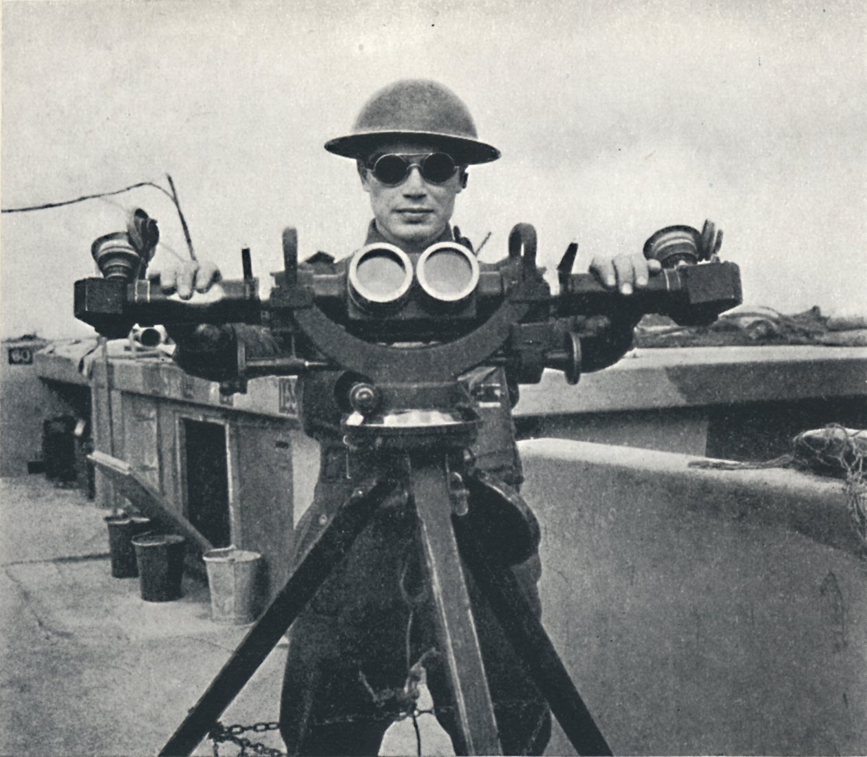 عيون الجيش ، 1941 بواسطة سيسيل بيتون