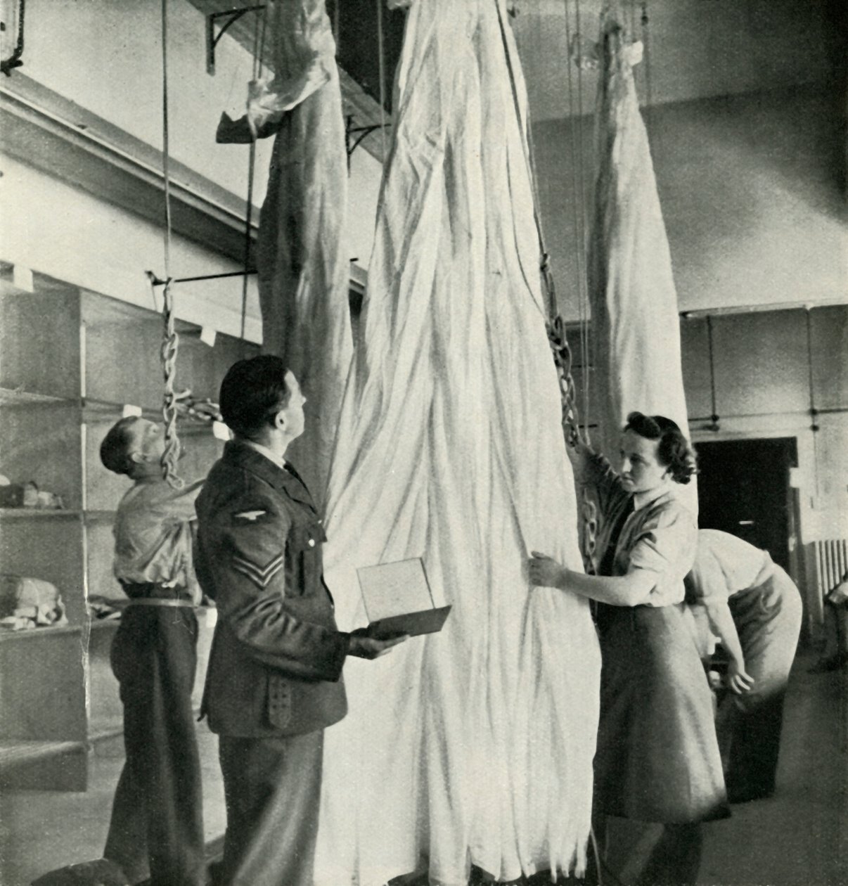 باكرات المظلات ، c1943. بواسطة سيسيل بيتون