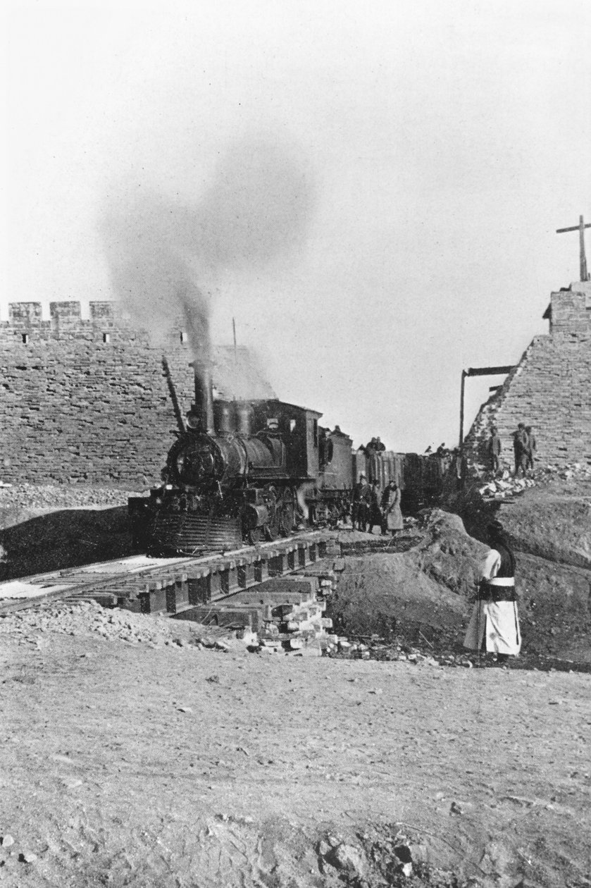 أول قطار يمر عبر سور بكين ، الصين ، c.1900 بواسطة مصور صيني