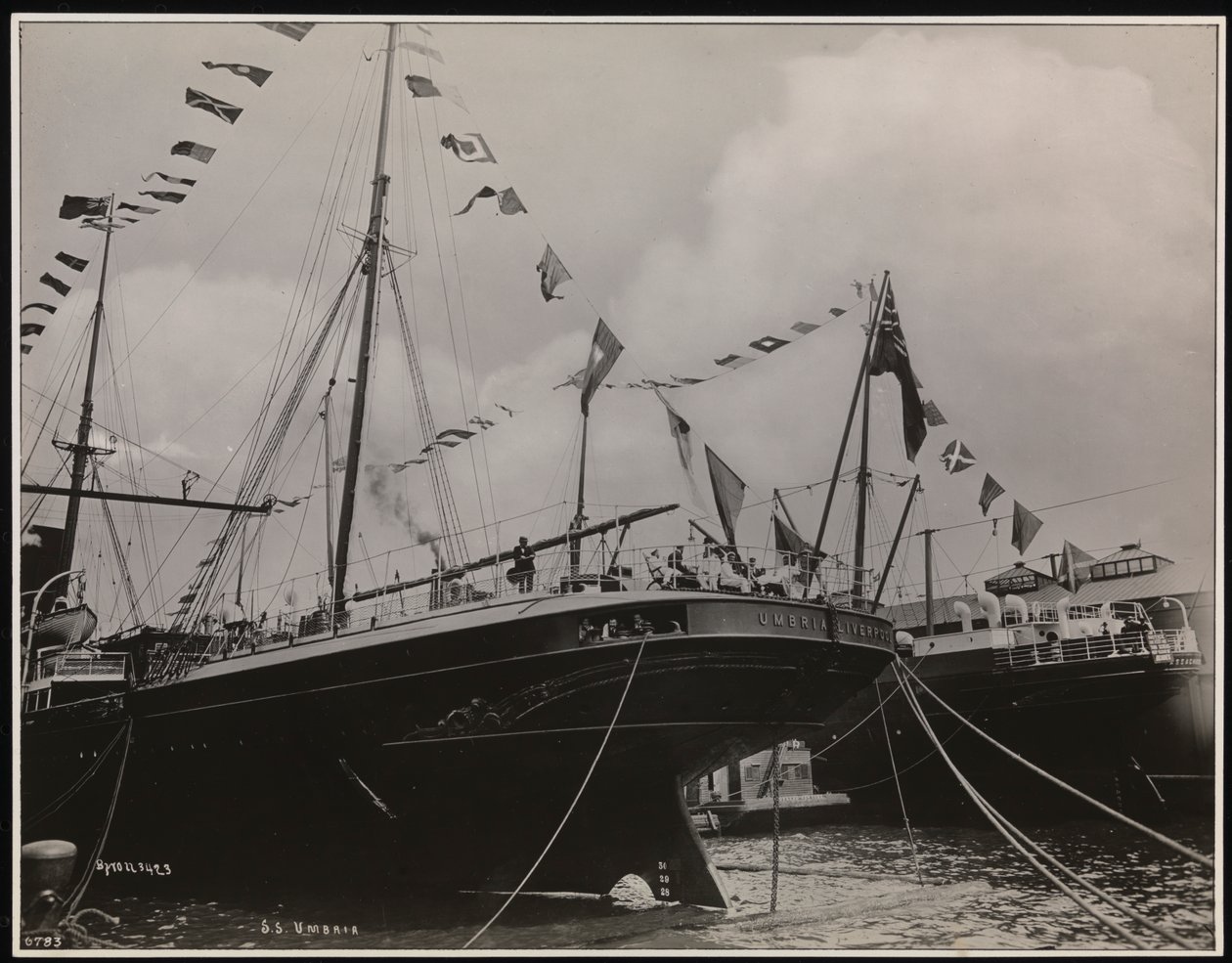 SS "Umbria" في قفص الاتهام ، حوالي 1897 (صورة بالأبيض والأسود) بواسطة شركة بايرون