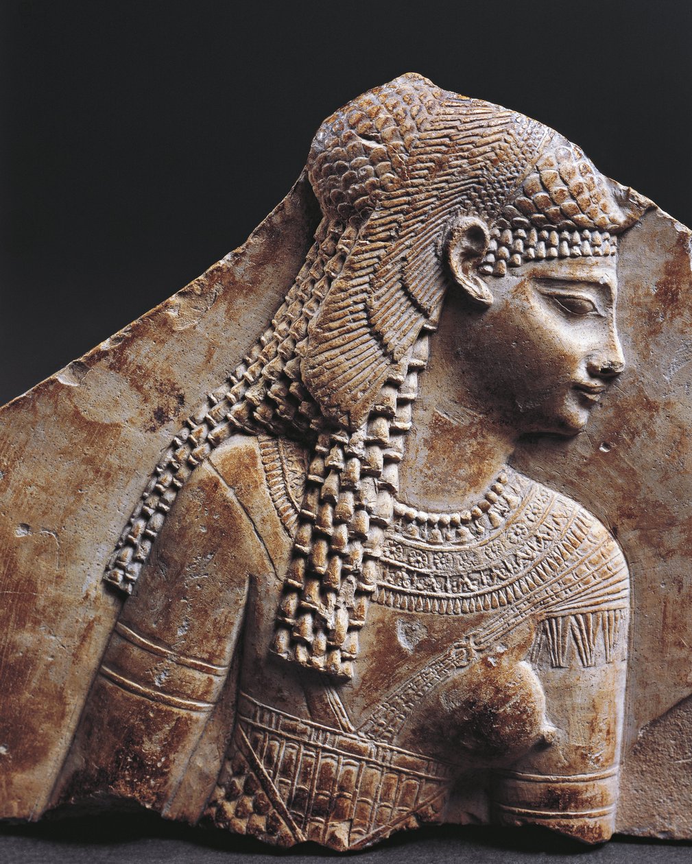 Bas relief fragment portraying Cleopatra بواسطة الفترة البطلمية المصرية