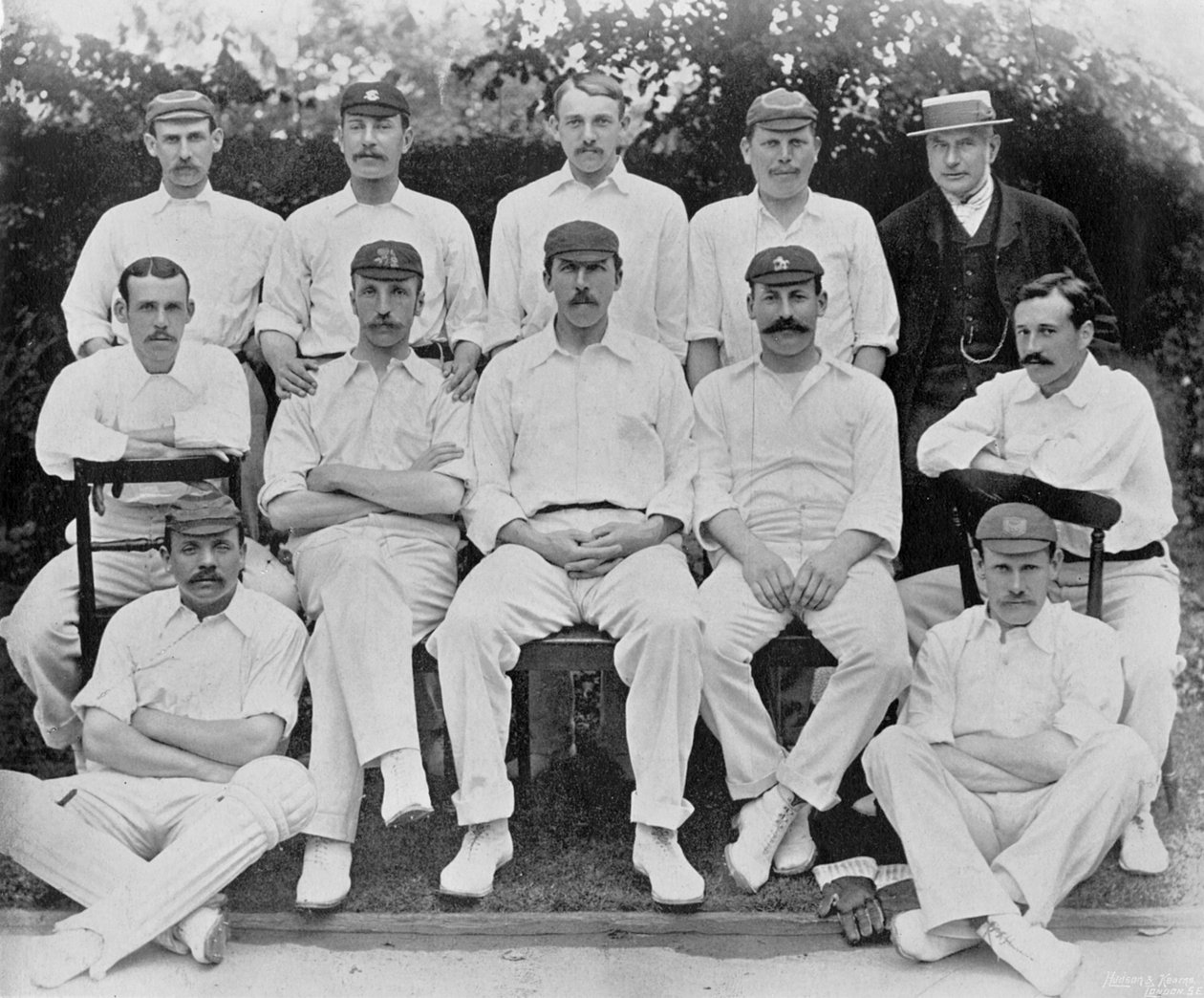 فريق اللاعبين من مباراة Gentlemen v Players في Lords في عام 1894 ، من Cricketers و Cricket Grounds ، التي نشرتها Hudson and Kearns ، 1895 بواسطة مصور انجليزى