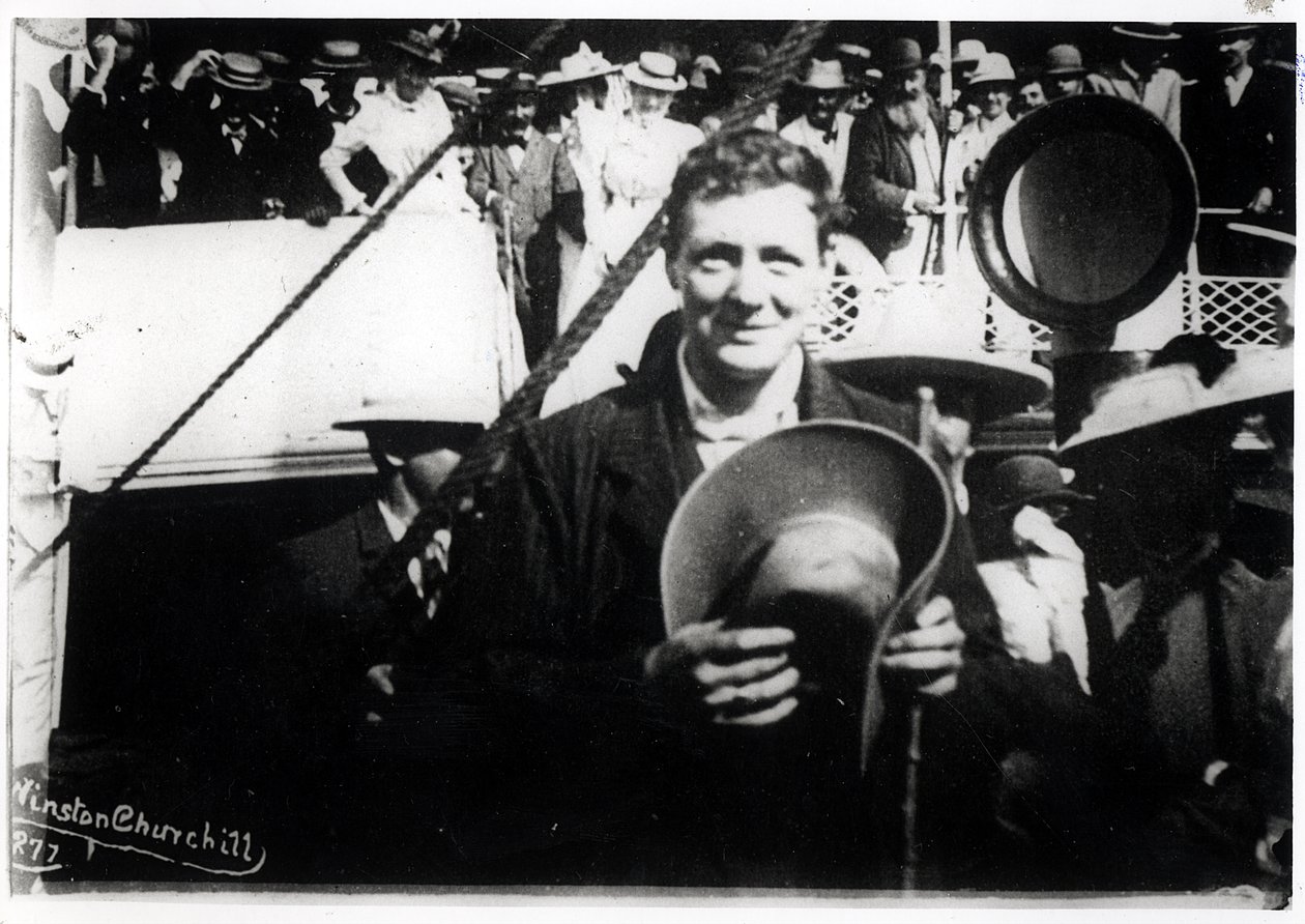 ونستون تشرشل (1874-1965) كشاب على متن سفينة بواسطة مصور انجليزى
