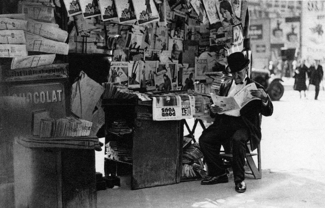موقف الصحف ، باريس ، 1931. بواسطة إرنست فلاماريون