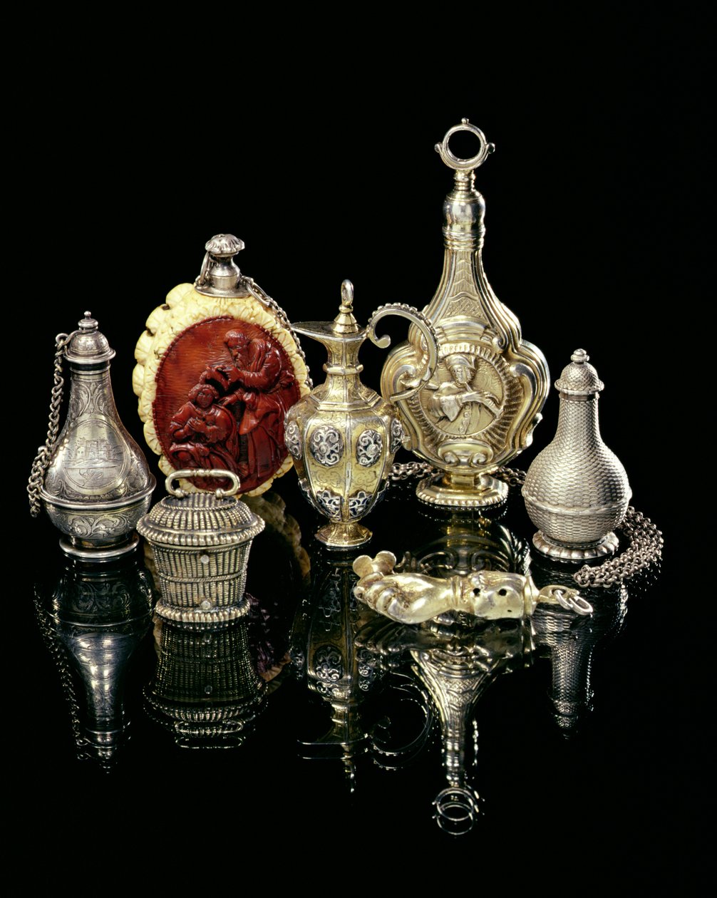 مجموعة زجاجات العطر (فضي) بواسطة المدرسة الأوروبية
