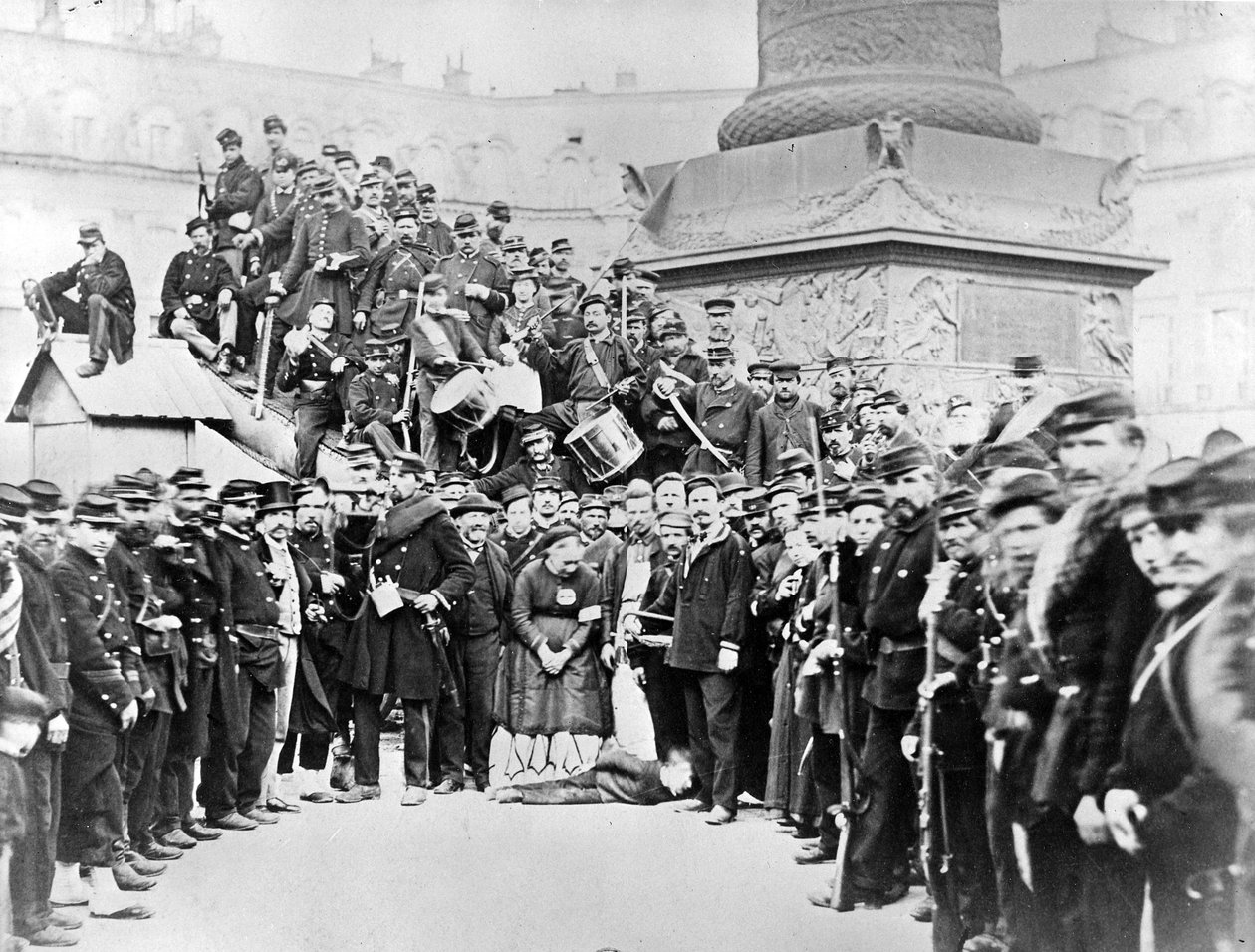 قوات كومونة باريس في Place Vendôme ، 1871 بواسطة مصور فرنسي