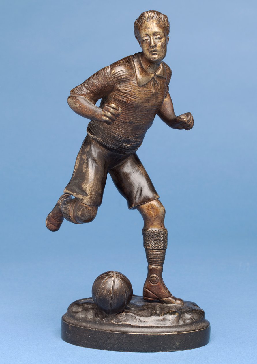 لاعب كرة قدم يركض الكرة ، c.1900 (برونزية) بواسطة G. عمر