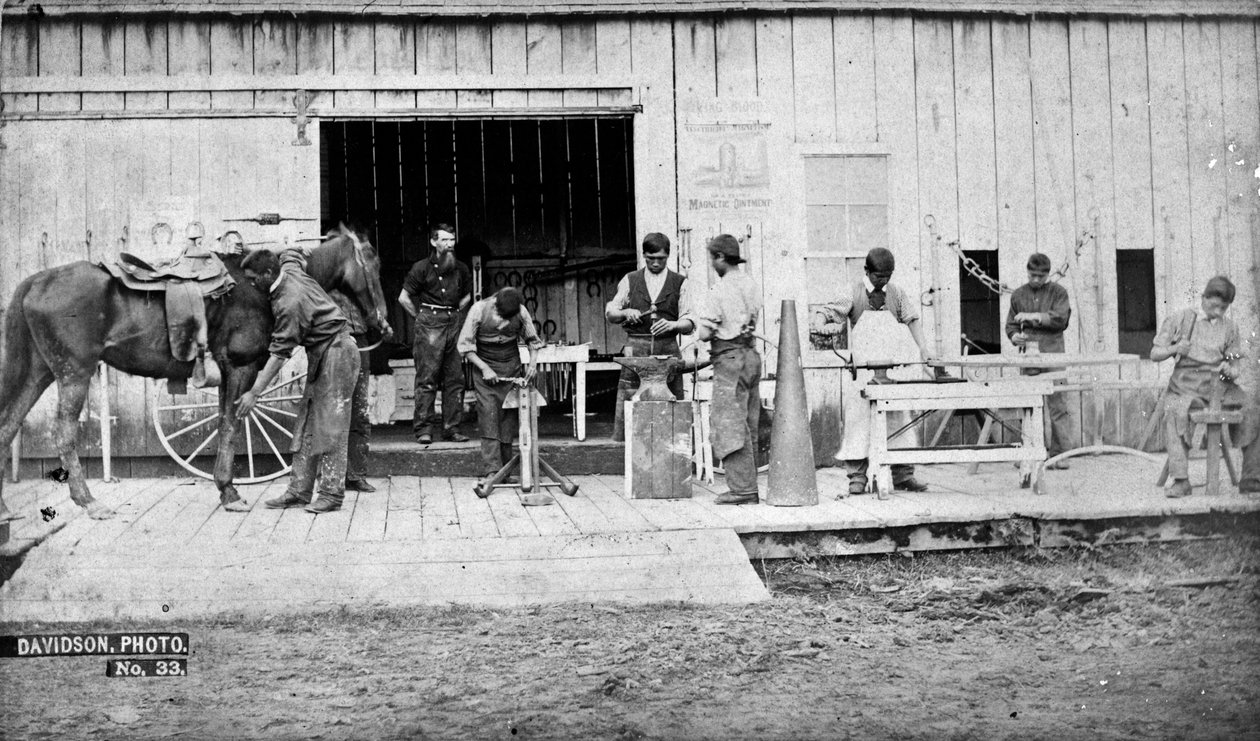 مدرسة التدريب الهندية ، فورست جروف ، أوريغون: Blacksmithing ، 1882 (bw photo) بواسطة إسحاق جروندي ديفيدسون