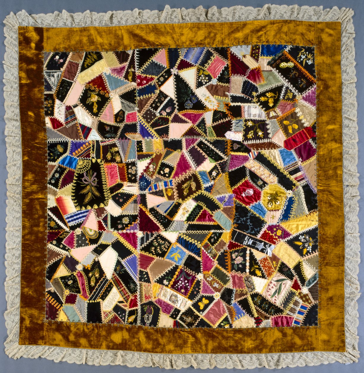 Crazy Quilt ، 1887 أو أحدث. بواسطة لويزا جوينر