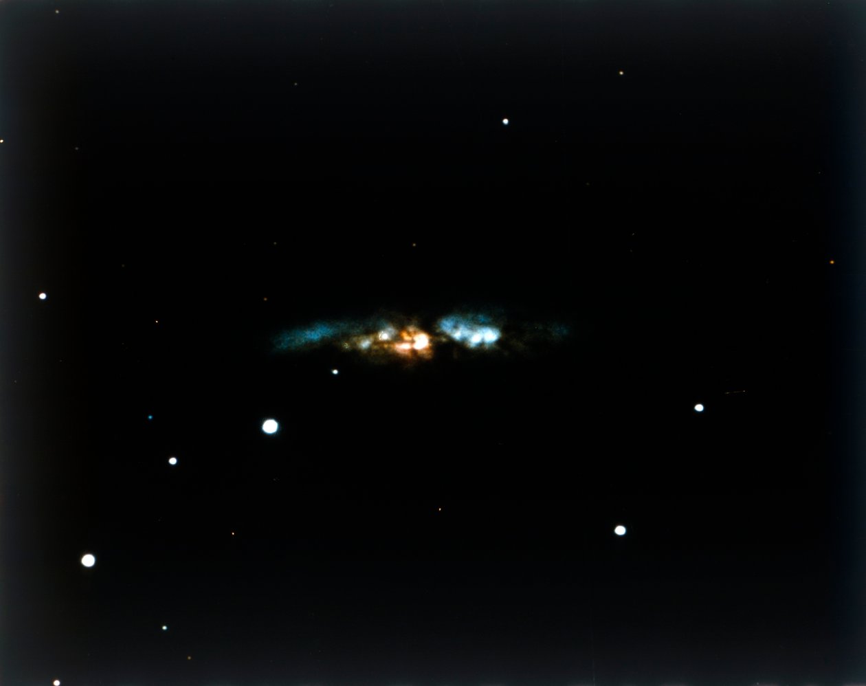 مجرة السيجار في Ursa Major. بواسطة صور وكالة ناسا