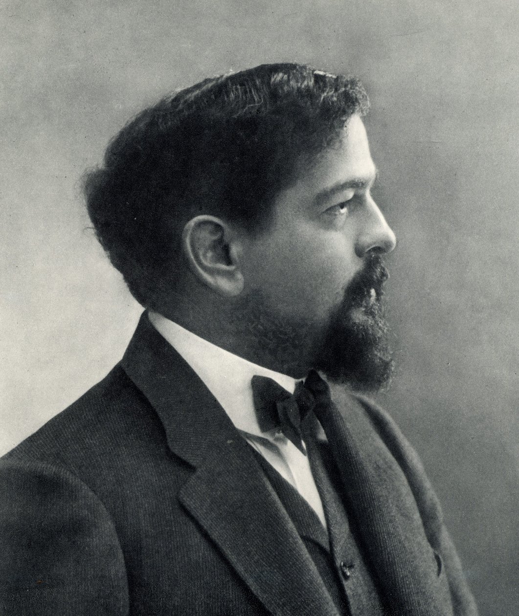 (Achille) Claude Debussy (1862-1919) بواسطة نادار