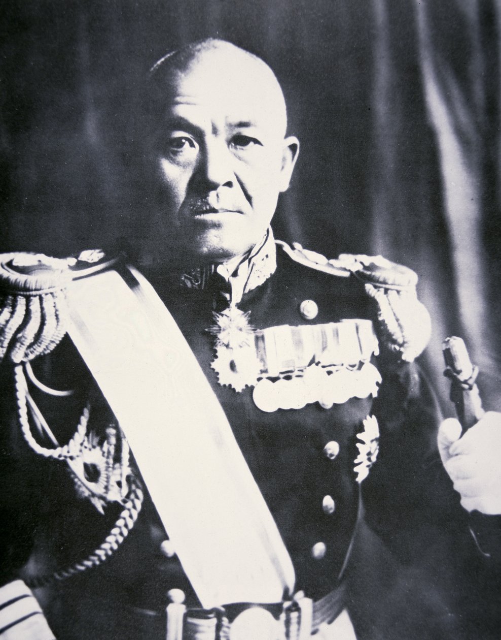 Vice-Admiral Chuichi Nagumo (b/w photo) بواسطة مصور فوتوغرافي ياباني