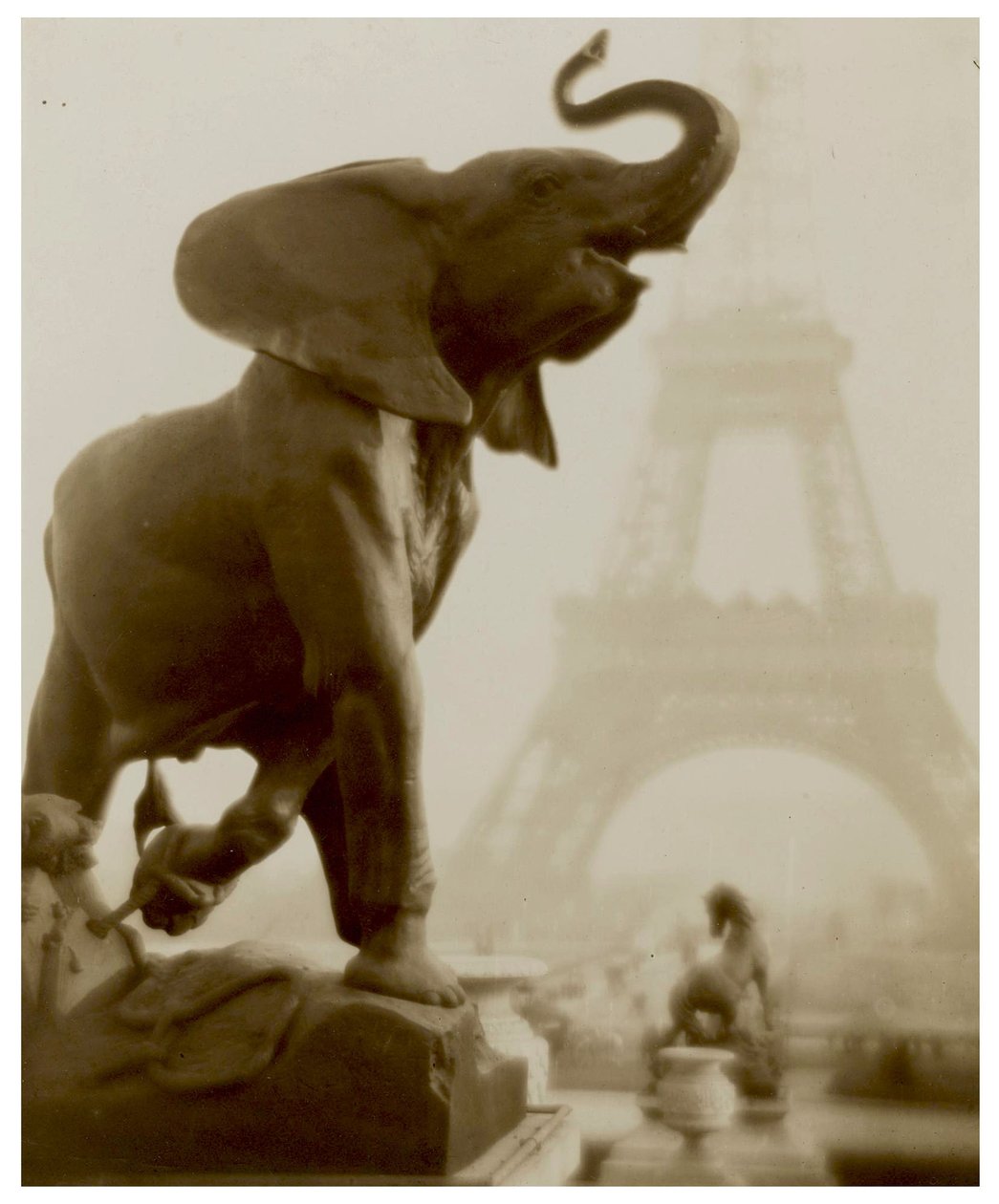 الفيل c.1908 بواسطة بيير دوبريويل