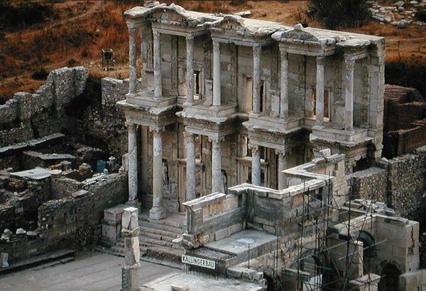 مكتبة سيلسوس ، بنيت عام 135 م بواسطة رواية