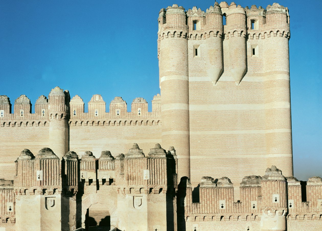 منظر للقلعة ، بني عام 1453 بواسطة المدرسة الاسبانية