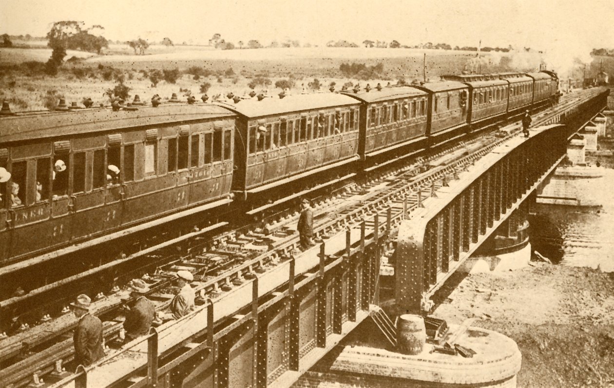 قطار يمر فوق الجسر ، c1930. بواسطة غير معروف