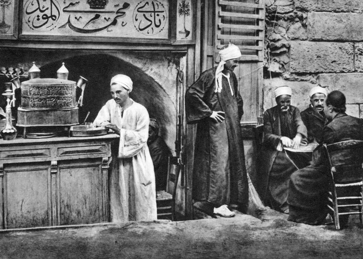 مقهى عربي ، القاهرة ، مصر ، 1920 م بواسطة غير معروف