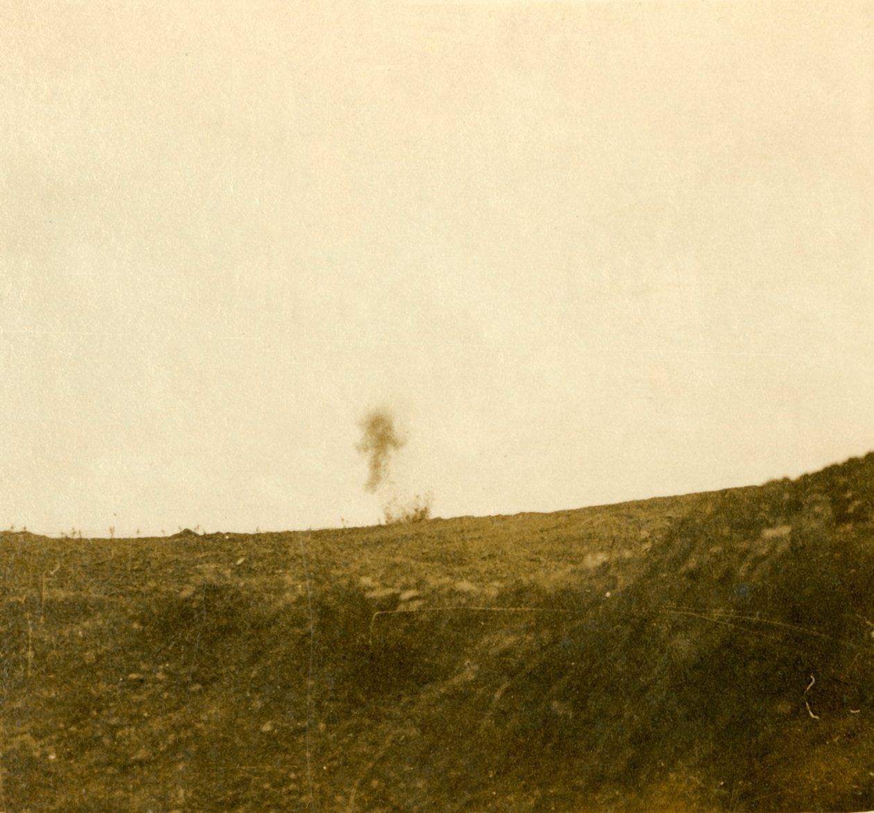 انفجار قنبلة ، c1914-c1918 بواسطة غير معروف