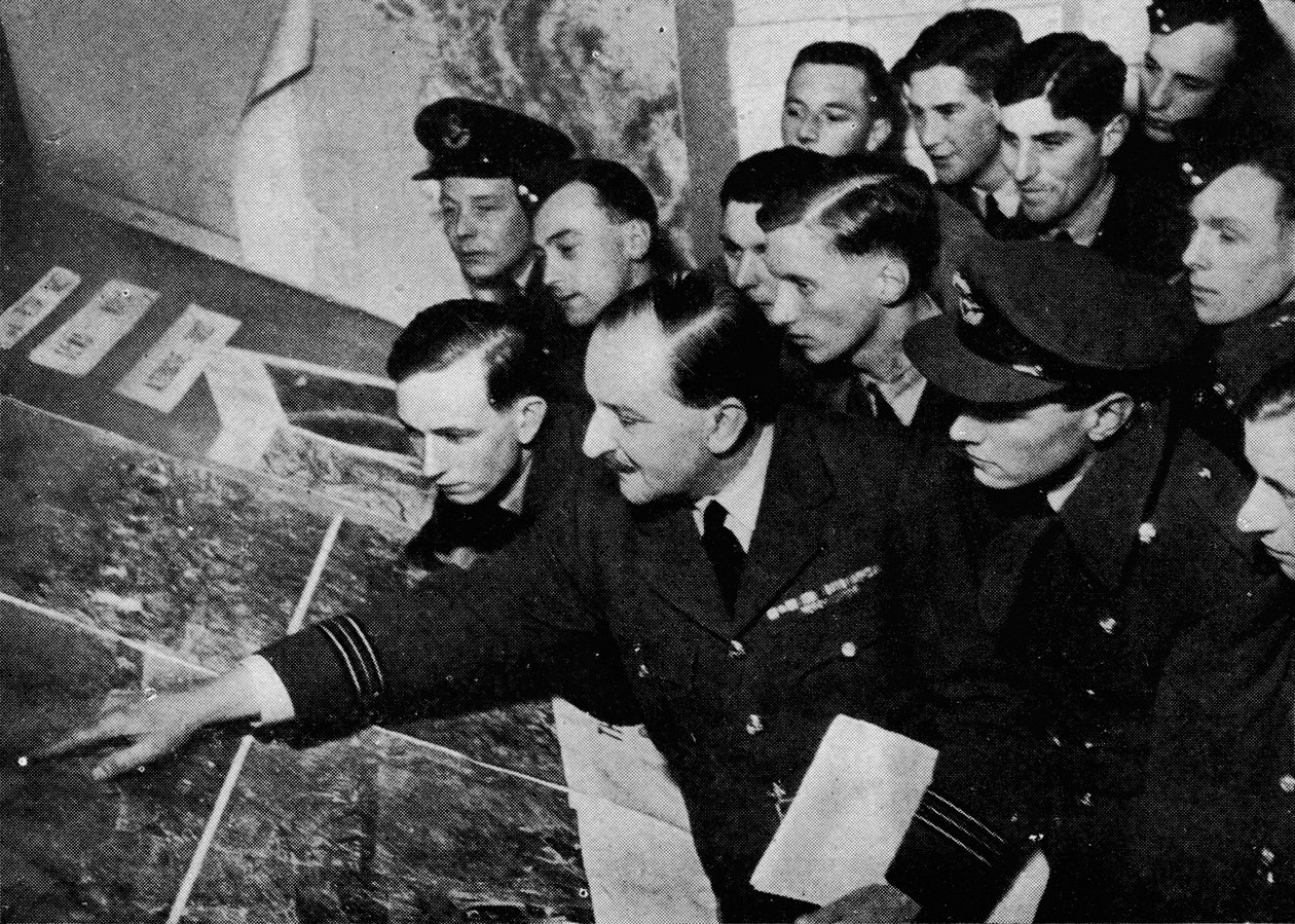 الهدف ليلا هو ... ، 1941 بواسطة غير معروف