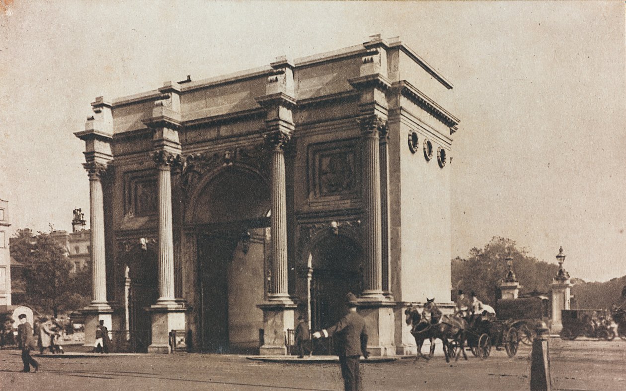  بواسطة مصور غير معروف