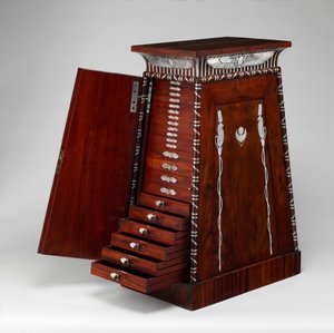 خزانة نقود ، c.1815 (الماهوجني والفضي)