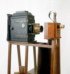2umiere cinematographe، 1895 (خشب ومعدن)
