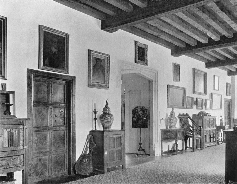 The Gallery (b/w photo) بواسطة تشارلز لاثام